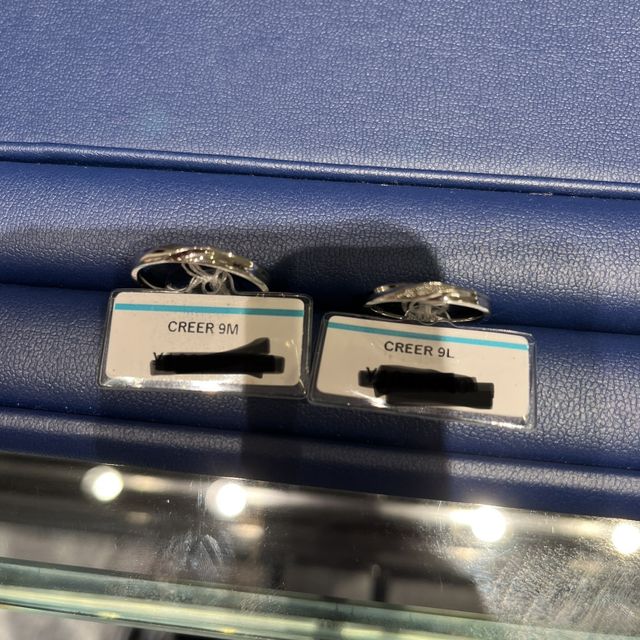 【銀座ダイヤモンドシライシの口コミ】 指輪はストレートで動きのあるデザインです。
普段使いも出来てシンプルで…