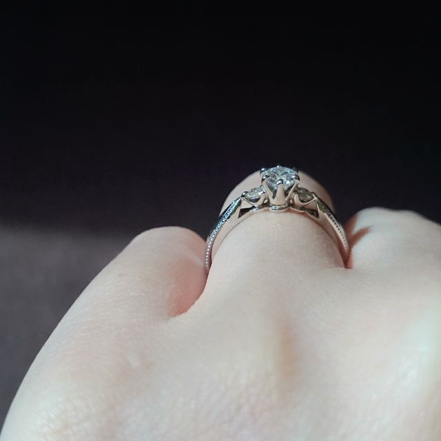 【エクセルコダイヤモンド(EXELCO DIAMOND)の口コミ】 この指輪のデザインが他にないのでそこが気に入って、購入しました。ミル…
