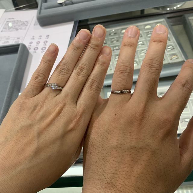 【宝寿堂(ほうじゅどう)の口コミ】 指輪のデザインは、0.43カラットのウェーブに、0.15カラットのメレダイヤ…