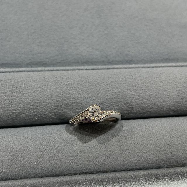 【宝寿堂(ほうじゅどう)の口コミ】 指輪のデザインは、0.43カラットのウェーブに、0.15カラットのメレダイヤ…