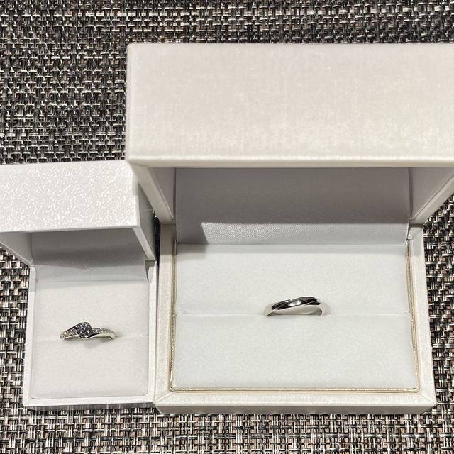 【宝寿堂(ほうじゅどう)の口コミ】 指輪のデザインは、0.43カラットのウェーブに、0.15カラットのメレダイヤ…