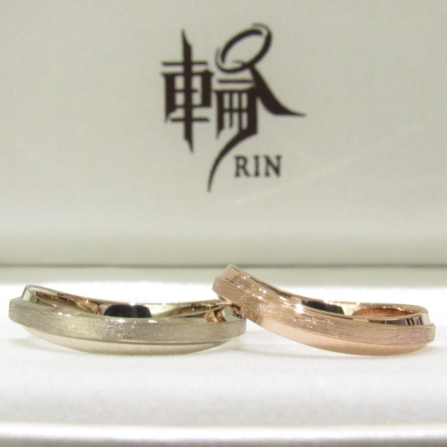 【輪-RIN-の口コミ】 色とカーブのデザインが個性的で気に入りました。ゴールドの中でも色味の…