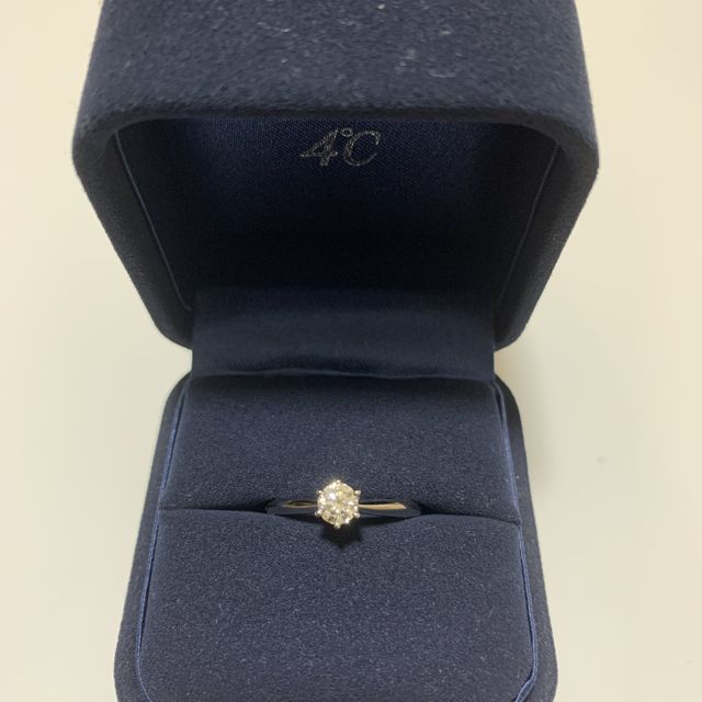 【4℃ BRIDAL(ヨンドシーブライダル)の口コミ】 0.3ctのダイヤモンドの眩い輝きを際立たせた、ストレートラインのシンプル…