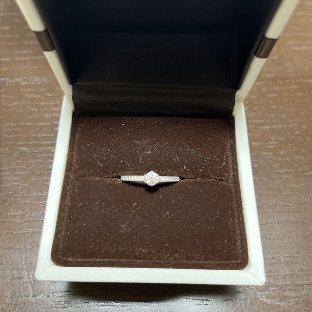【アイプリモ(I-PRIMO)の口コミ】 指輪のデザインは、中央に存在感のあるダイヤがあり、そのダイヤの横には…
