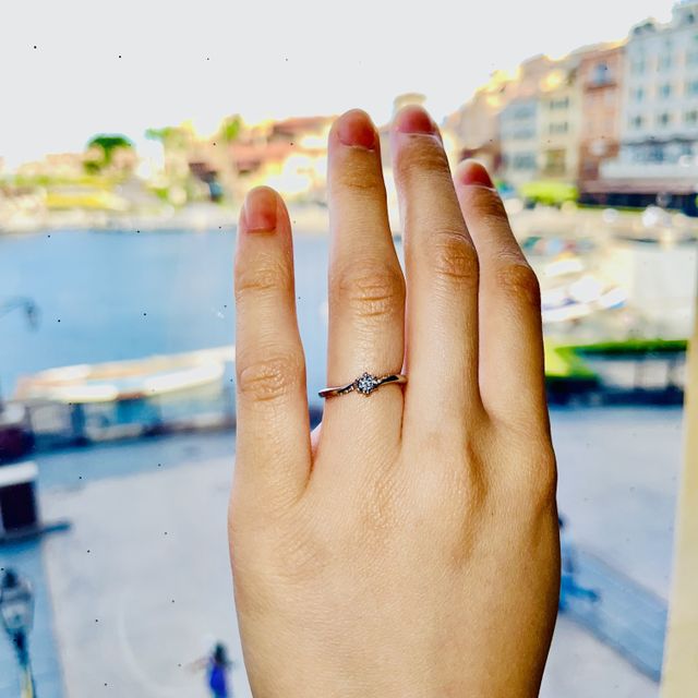 【アイプリモ(I-PRIMO)の口コミ】 一粒ダイヤの周りにメレダイヤというものが散りばめられていてとても素敵…