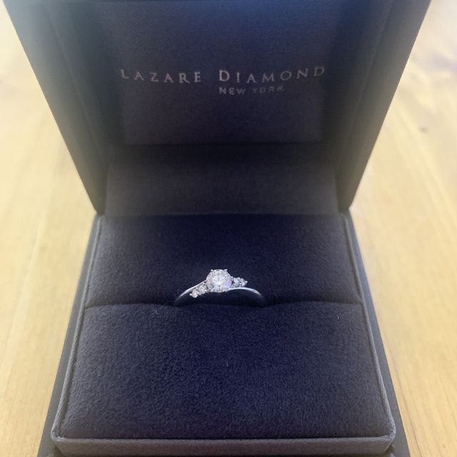 【ラザール ダイヤモンド(LAZARE DIAMOND)の口コミ】 シンプルだけどエレガントな輝きを感じました。
職業柄、普段は指輪を身に…