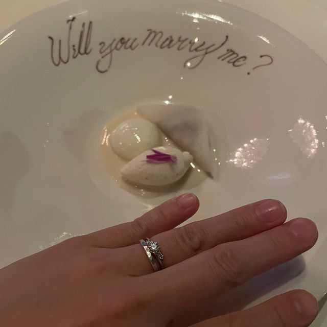 【ラザール ダイヤモンド(LAZARE DIAMOND)の口コミ】 シンプルだけどエレガントな輝きを感じました。
職業柄、普段は指輪を身に…