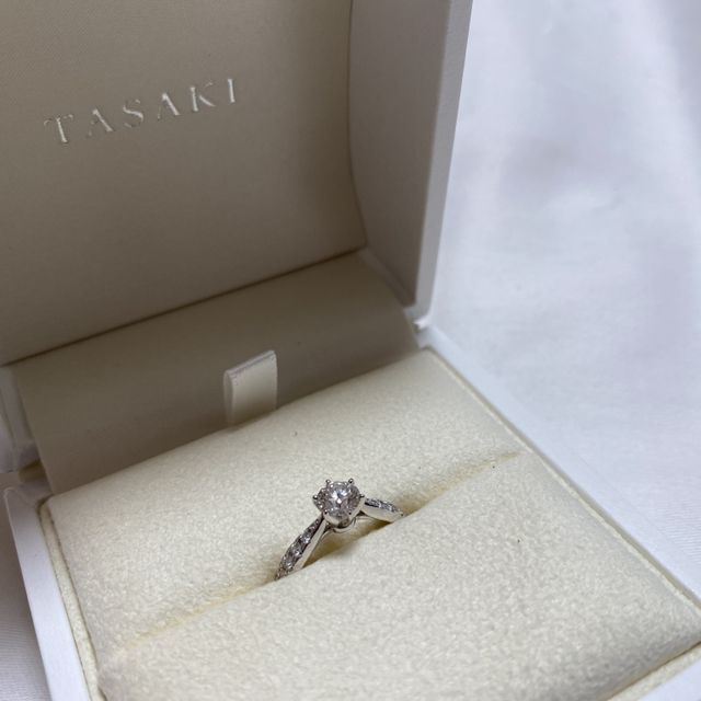 【TASAKI(タサキ)の口コミ】 シンプルだけど、キラキラが分かるデザイン。
ダイヤモンドの質(サイドホ…