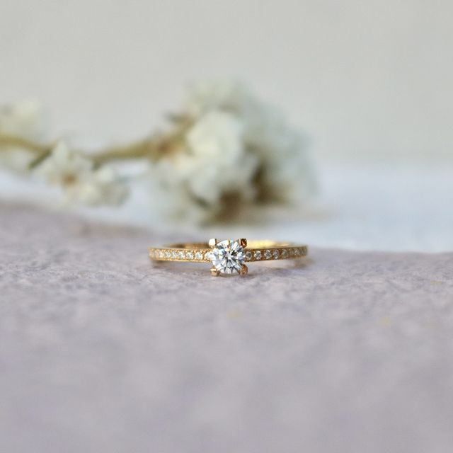 【鶴(mikoto)の口コミ】 一目見たときにダイヤが一際際立つように感じて、このリングに即決しまし…