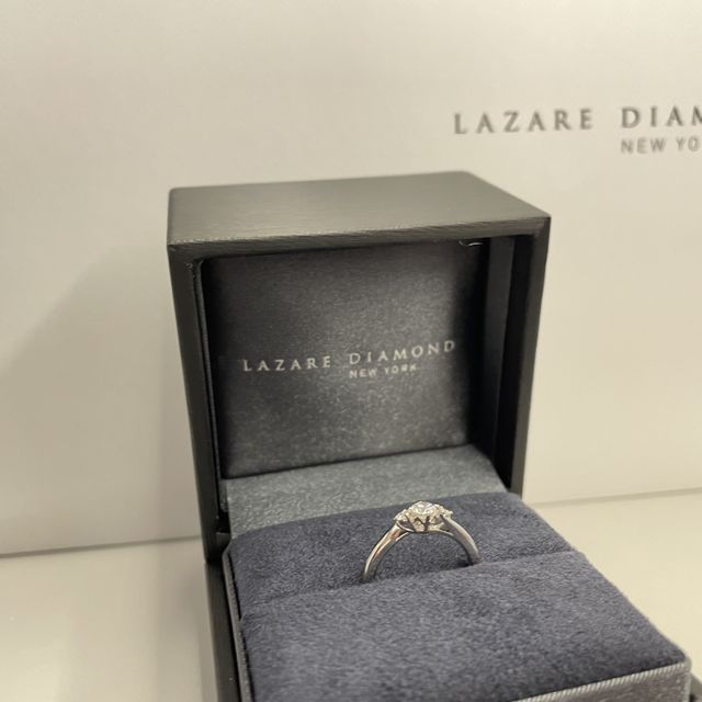 【ラザール ダイヤモンド(LAZARE DIAMOND)の口コミ】 デザインに一目惚れしました！
また、結婚指輪との重ね付けでどんな形でも…