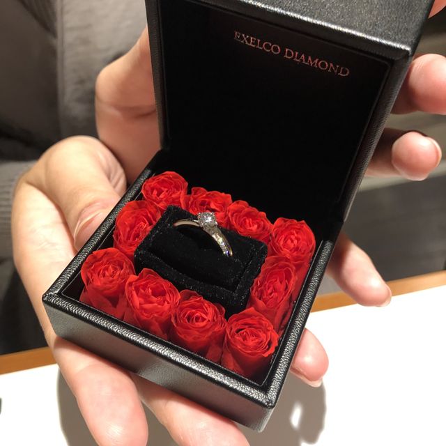 【エクセルコダイヤモンド(EXELCO DIAMOND)の口コミ】 ダイヤが宙に浮いているようなデザインでダイヤモンドが引き立つので選び…