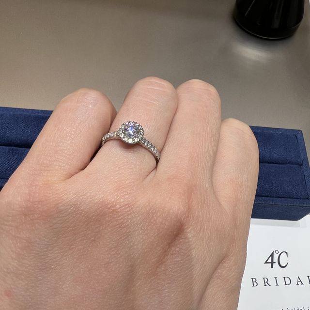 【4℃ BRIDAL(ヨンドシーブライダル)の口コミ】 ダイヤモンドのボリュームがあり華やかなデザインです。
エタニティデザイ…