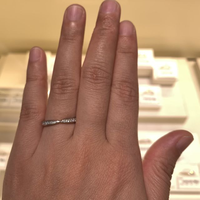 【ギンザタナカブライダル(GINZA TANAKA BRIDAL)の口コミ】 リボンのように真ん中がへこんだデザインの指輪です。コトアコトはフラン…
