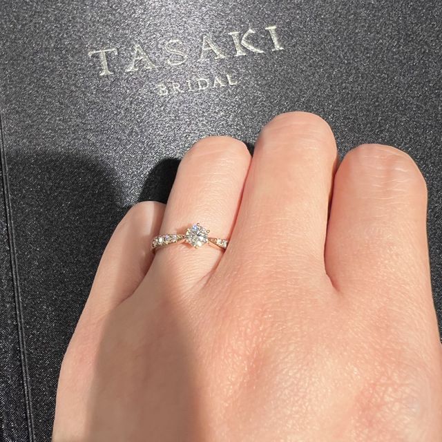 【TASAKI(タサキ)の口コミ】 とても美しい淡めのゴールドカラーで、プラチナで探していた方も目を惹か…