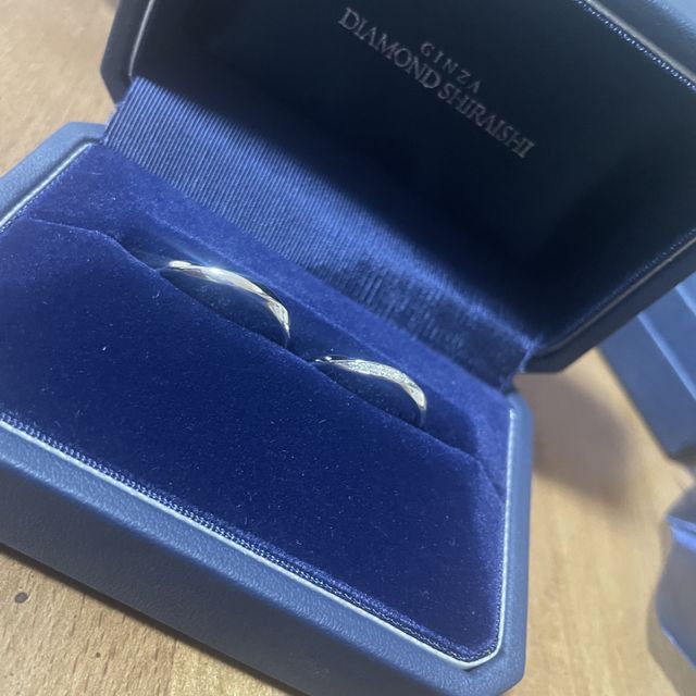 【銀座ダイヤモンドシライシの口コミ】 ウェーブに見えたりVに見えたりと、角度によって見え方が違うデザインにな…
