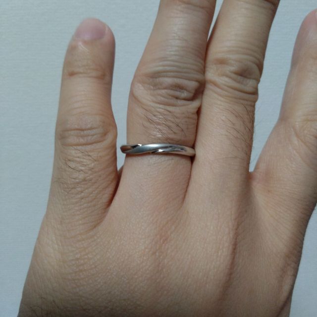 【エクセルコダイヤモンド(EXELCO DIAMOND)の口コミ】 デザインが気に入ったので選びました。
男性側のデザインはカーブと、真ん…