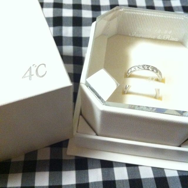 【4℃ BRIDAL(ヨンドシーブライダル)の口コミ】 指にはめた時に自分の心がワァ?っと、ときめくものであることが大前提で、…