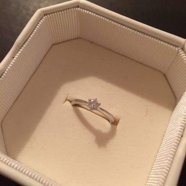【4℃ BRIDAL(ヨンドシーブライダル)の口コミ】 指が華奢な方なので、できるだけリング部分が細いタイプをさがしていまし…