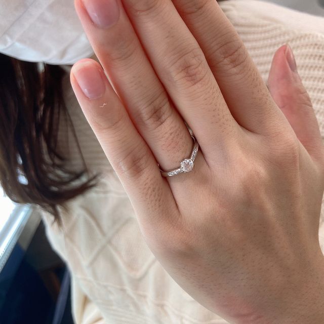 【GALA JEWELRY(ガラジュエリー)の口コミ】 デザインが可愛いかった。(中央のダイヤの周りにさらに小さな石の加工があ…