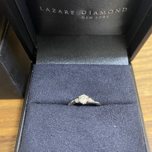 【ラザール ダイヤモンド(LAZARE DIAMOND)の口コミ】 フォーマルすぎずカジュアルすぎず、プライベートでも仕事でもつけられる…