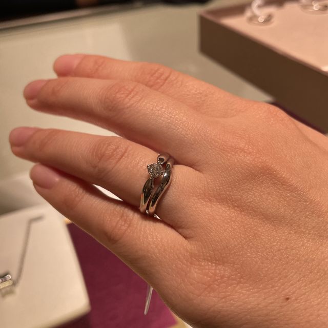 【ブルガリ(BVLGARI)の口コミ】 シンプルなデザインで婚約指輪と重ね付けした時のバランスが良く購入しま…