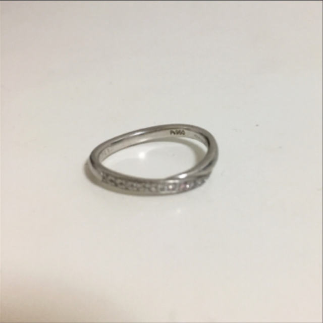 【Galopine & Galopin(ガロピーネガロパン)の口コミ】 11個もの小ぶりのダイヤが連なっているのを見て派手すぎず地味すぎず、普…