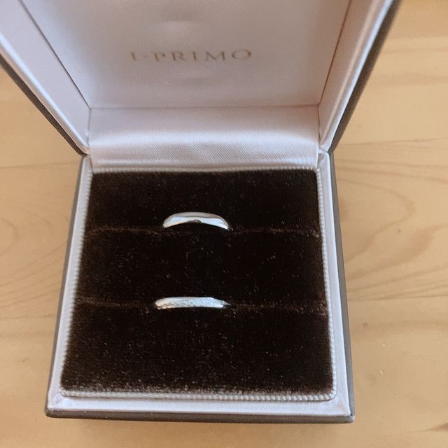 【アイプリモ(I-PRIMO)の口コミ】 ウェーブがあって、すぐに試着致しました。女性の指輪のダイヤのラインと…