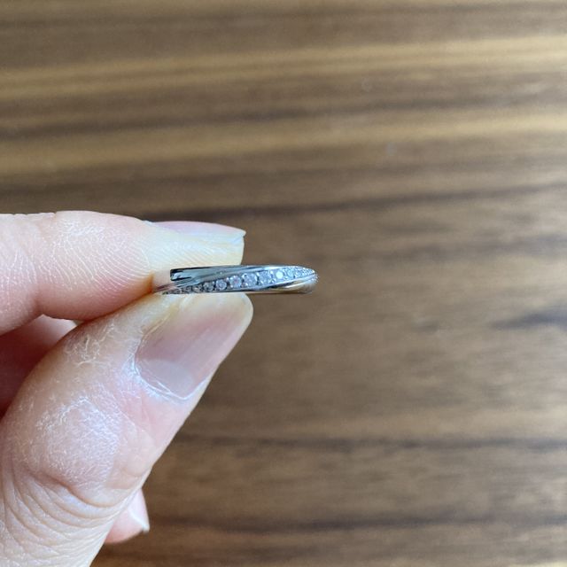 【4℃ BRIDAL(ヨンドシーブライダル)の口コミ】 何種類も試着してみましたが、夫婦揃って1番好きなリングがこれでした。お…
