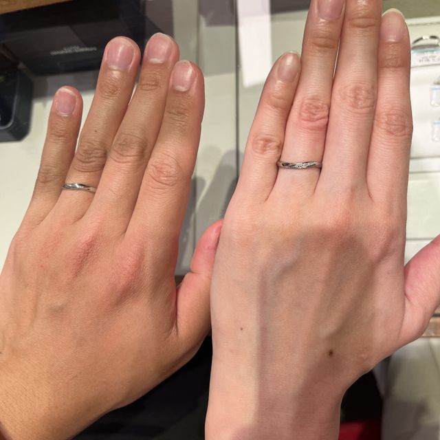 【銀座ダイヤモンドシライシの口コミ】 ブランドにこだわりはなく、斜めにダイヤが並んで入っているデザインで着…