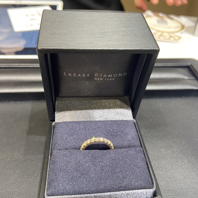 【ラザール ダイヤモンド(LAZARE DIAMOND)の口コミ】 ダイヤモンドの品質で選びました。
日常使いできる婚約指輪が嬉しいなと思…