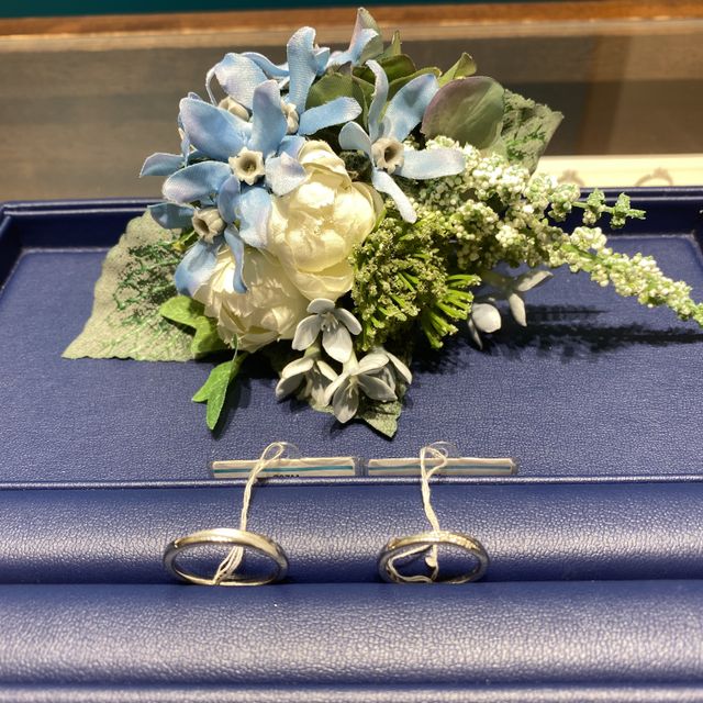 【銀座ダイヤモンドシライシの口コミ】 シンプルだけど、ダイヤモンドが斜めに入っていてとても素敵です。回転し…