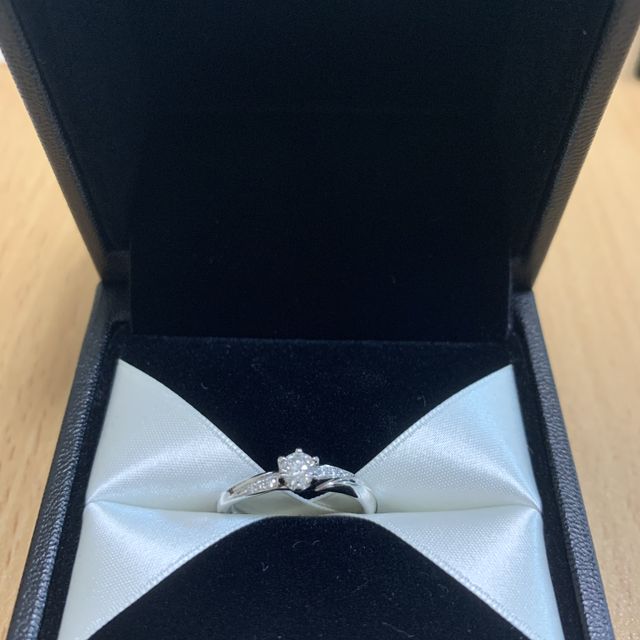 【エクセルコダイヤモンド(EXELCO DIAMOND)の口コミ】 ダイヤモンドの輝きがとても素敵です。中心のダイヤモンドから両サイドに…