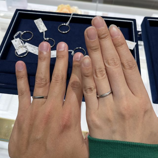 【ヴァンドーム青山(VENDOME AOYAMA)の口コミ】 指輪はプラチナでダイヤは8か9石ほど。斜めにダイヤが入っているデザイン…