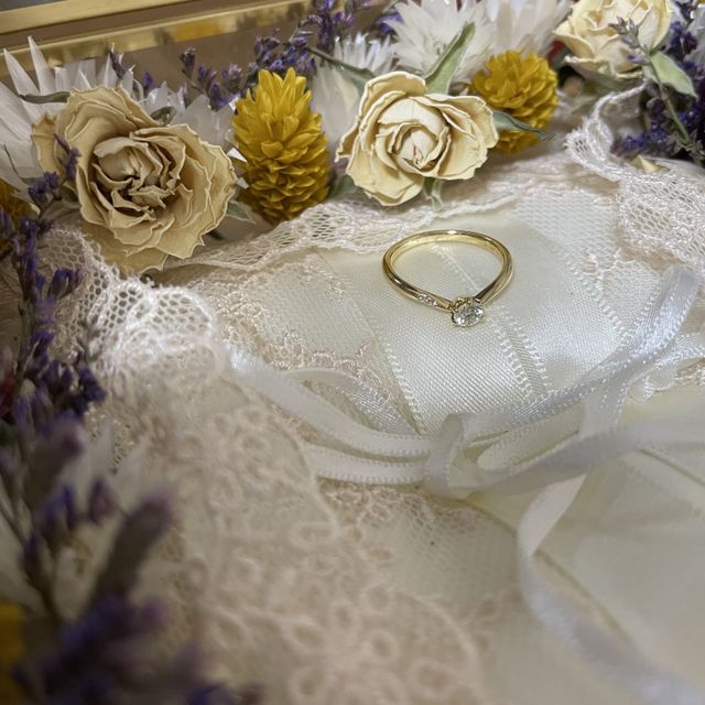 【Cayof(カヨフ)の口コミ】 婚約指輪はなんとなく特別感がありキラキラなイメージがあったのでゴール…