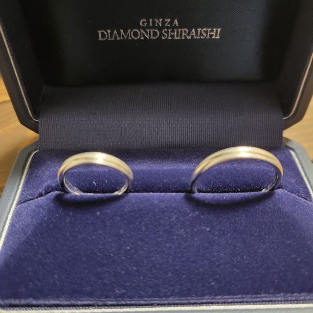 【銀座ダイヤモンドシライシの口コミ】 シンプルなデザインとつけたときのフィット感が決め手です。僕たちが選ん…