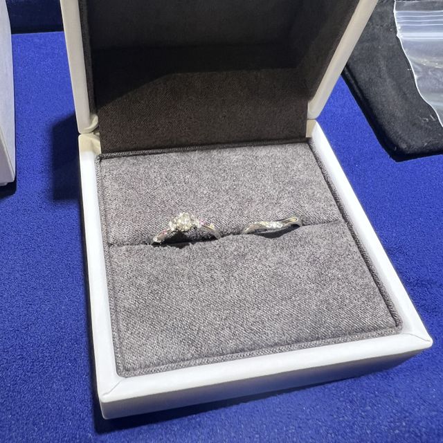 【COCKTAIL(カクテル)の口コミ】 婚約指輪と重ねてつけることを意識して結婚指輪を選ぼうと思って店内の指…