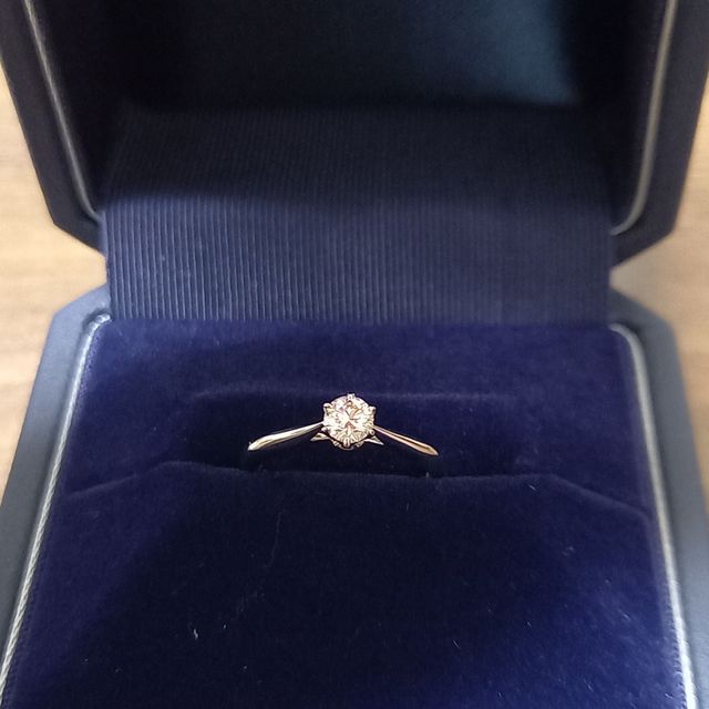 【銀座ダイヤモンドシライシの口コミ】 リングの厚みが指の形にあっていそうだと思ったから。またダイヤの両側が…