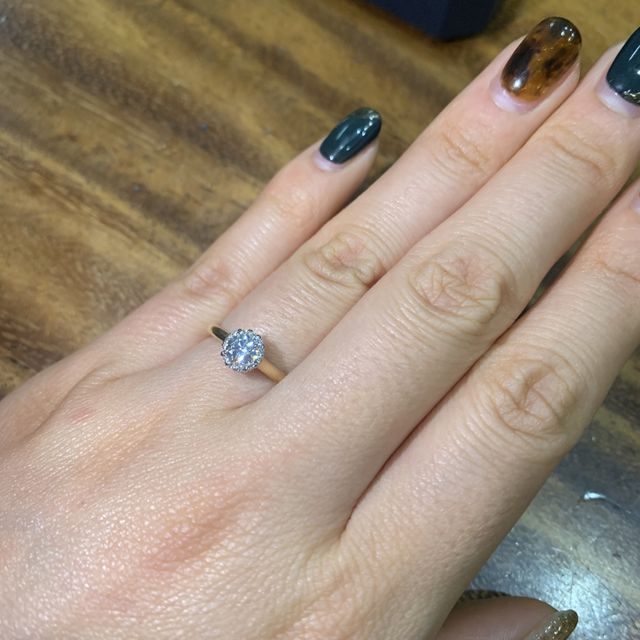 【銀座ダイヤモンドシライシの口コミ】 プロポーズの時にヒマワリをもらったので、ヒマワリのコンセプトや婚約指…