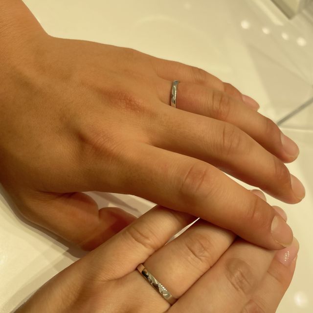 【4℃ BRIDAL(ヨンドシーブライダル)の口コミ】 一番はデザインです。
デザイン以外にも、着け心地が良かったのと、アフタ…