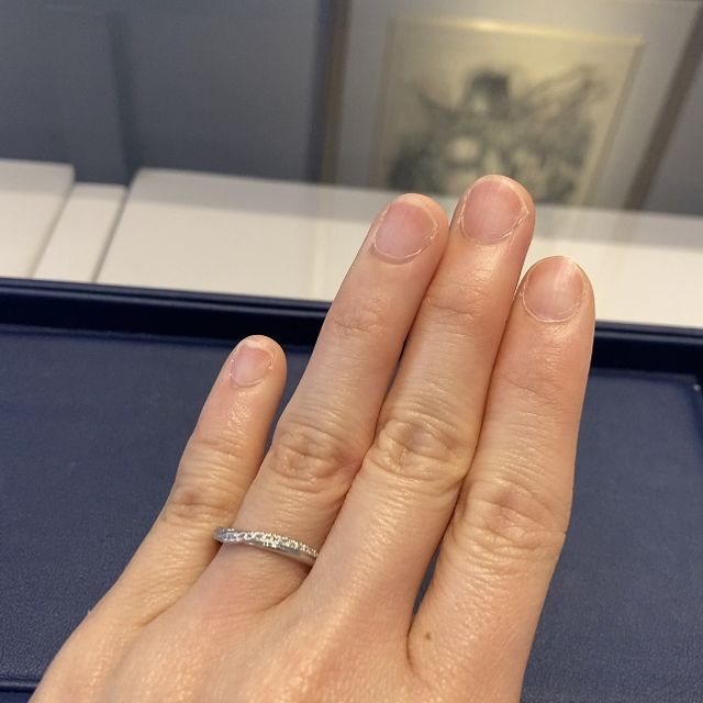 【銀座ダイヤモンドシライシの口コミ】 小さなダイヤモンドが散りばめられているデザインが素敵で、似たようなデ…