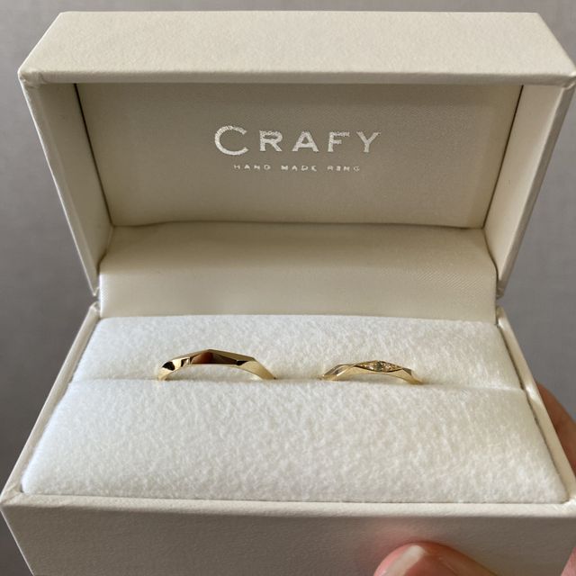 【CRAFY(クラフィ)の口コミ】 私と旦那さん2人の意見が一致して、ゴールドの指輪であまり値段も高すぎな…
