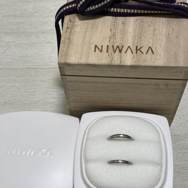 【俄(にわか)の口コミ】 彼も私もシンプルだけど少し個性のある結婚指輪を探しておりました。そん…