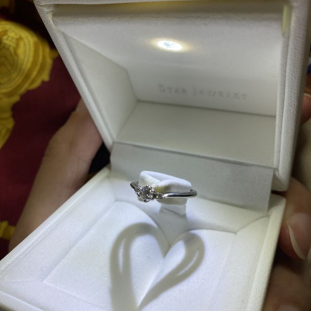 【STAR JEWELRY(スタージュエリー)の口コミ】 Vのデザインのおかげで指がより長く綺麗に見える
ダイヤモンドの面とシン…