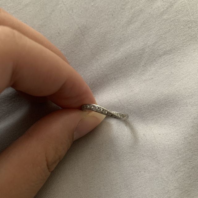 【ラザール ダイヤモンド(LAZARE DIAMOND)の口コミ】 どの角度から見てもダイヤモンドが見えるデザインが決めてでした。また、…