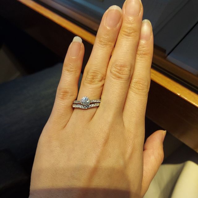 【銀座ダイヤモンドシライシの口コミ】 キラッキラで本当にテンションが上がります。センターダイヤをメレダイヤ…