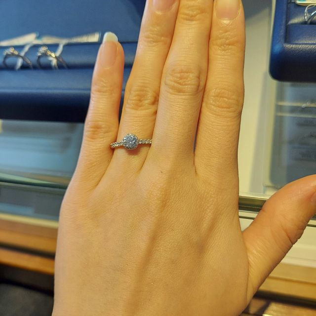 【銀座ダイヤモンドシライシの口コミ】 キラッキラで本当にテンションが上がります。センターダイヤをメレダイヤ…