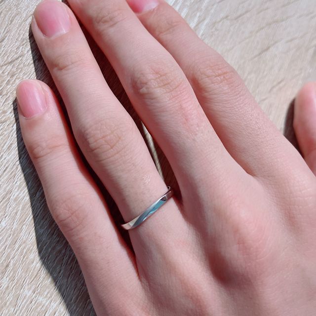 【アイプリモ(I-PRIMO)の口コミ】 結婚指輪はシンプルの中に少しデザインのあるものを探していました。
斜め…