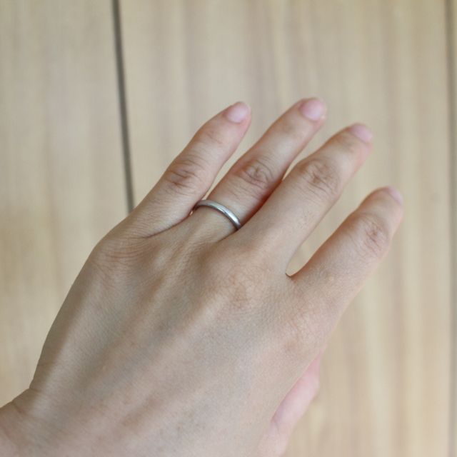 【ティファニー(Tiffany & Co.)の口コミ】 シルバーでシンプルなタイプを探していました。
価格と、手入れのしやすさ…