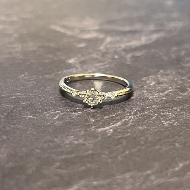 【Flowaves(フロウェーブス)の口コミ】 リングが細めなところとダイヤが出っ張りすぎない配置だったのがよかった…