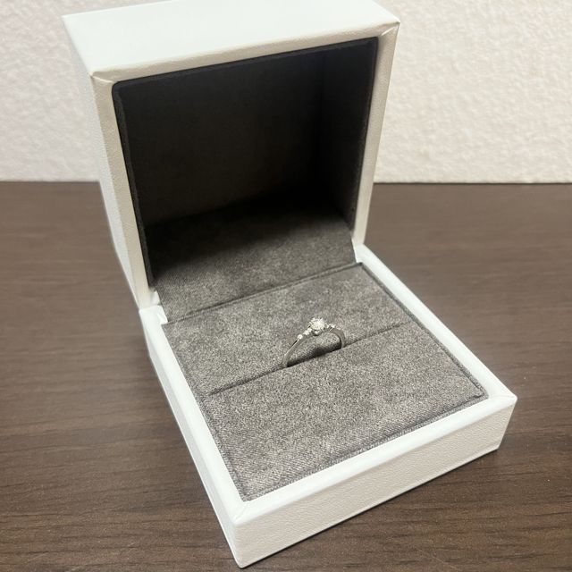 【Flowaves(フロウェーブス)の口コミ】 リングが細めなところとダイヤが出っ張りすぎない配置だったのがよかった…